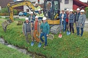 Spatenstich für die Realisierung des Hochwasserschutzprojektes Sandbach. Anwesend waren unter anderen Anwohner und Vertreter der kommunalen und kantonalen Behörden. (Bild: Robert Hess (6. November 2018))