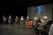 Simon Witzig, Humbert Entress, Hanna Scheuring, Jean Grädel, Daniel Rohr, Adrian Klemm, Annette Kuhn, Albert Koller; im Hintergrund ein Porträt Grädels von Caroline Minjolle.