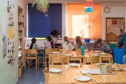 Mittagstisch in der Tagesbetreuung Heimat-Buchwald: Sollen Eltern künftig nur noch einen Unkostenbeitrag ans Essen zahlen? (Bild: Thomas Hary)
