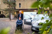 Alois Sidler (75) fährt Andrea Zihlmann (33) seit rund sechs Jahren montags und freitags zur Arbeit. (Bild: Roger Grütter, Luzern 6. November 2018)