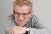 Michael Theurillat erzählt in seinem neuen Krimi auf zwei Ebenen. (Bild: Ayse Yavas/Keystone)