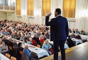 SRF-Meteorologe Thomas Bucheli referiert am Seniorennachmittag der Thurgauer Kantonalbank im Sirnacher Dreitannensaal. (Bild: che)