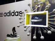 Der Sportartikel-Hersteller Adidas setzt im dritten Quartal weltweit 5,87 Milliarden Euro um. (Bild: KEYSTONE/AP/MATTHIAS SCHRADER)