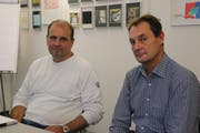 Versuchen bei Vosch Electronic das Problem zu lösen: Elektroingenieur Michael Gächter (links) und Geschäftsführer Uwe Frech.