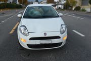 Das Auto zeigt Spuren des Zusammenstosses mit dem Fussgänger. (Bild: Luzerner Polizei)