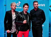 Frontmann Matt Bellamy (Mitte), Dominic Howard (links) and Christopher Wolstenholme von der Band Muse. (Bild: Miguel Tona/EPA)