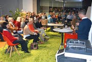 David Keller spricht vor den vielen Teilnehmern des «Wyfelder Fritigs». (Bild: Monika Wick)