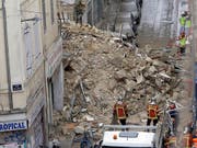 Kaum noch Hoffnung auf Überlebende: Nach dem Häusereinsturz in Marseille reissen Bauarbeiter vor weiteren Bergungsarbeiten zwei ebenfalls einsturzgefährdete Häuser ab. (Bild: KEYSTONE/AP/CLAUDE PARIS)