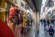 Blick in die Weggisgasse – eine der Haupteinkaufsstrassen in der Stadt Luzern. (Bild: Nadia Schärli (22. Oktober 2018))