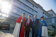 Sie besiegeln den Vertrag zwischen dem Kantonsspital Nidwalden und dem Kantonsspital Luzern: Die Nidwaldner Regierungsrätin Michèle Blöchliger und der Luzerner Regierungsrat Guido Graf, flankiert von ihren Weibeln Eduard Amstad und Anita Imfeld (rechts aussen). (Bild: Corinne Glanzmann; Stans, 7. November 2018)