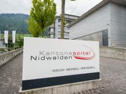 Das Kantonsspital Nidwalden in Stans soll eine Tochtergesellschaft des Luzerner Kantonsspitals werden. Die zuständigen Regierungsmitglieder haben deswegen in Stans einen Vertrag unterzeichnet. (Bild: KEYSTONE/URS FLUEELER)