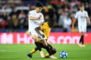 Soccer Champions League: Sekou Sanogo (right, YB) fouled against Carlos Soler (Valencia). (Photo: Urs Lindt / freshfocus)