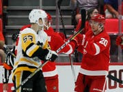 Jussi Jokinen (rechts) stürmte in der Vorbereitung auf die aktuelle Saison in Testspielen für die Detroit Red Wings (Bild: KEYSTONE/FR38952 AP/DUANE BURLESON)