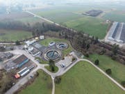 Die Kläranlage Auwiese mit dem derzeitigen Grüngutsammelplatz. Künftig müssen Entsorgende zum Sammelplatz auf dem Areal der Hagenbucher Peter Bringer AG fahren (rechts im Bild). (Bild: Olaf Kühne)