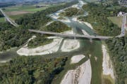 So könnte die Thur bei der Murgmündung nach einer Revitalisierung aussehen. (Bilder: PD/P. Rey – IG Lebendige Thur)