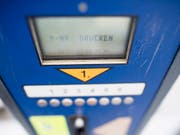 Aus Ärger über eine hohe Parkgebühr hat eine Rentnerin in Deutschland eine Parkschranke zur Seite gebogen und abgebrochen. (Bild: KEYSTONE/ENNIO LEANZA)