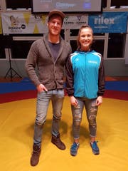 Karateka Alessia Lao gab in der Pause Einblicke in ihr Sportlerleben. Hier mit David Annen, Marketingchef der RR Schattdorf. (Bild: PD)