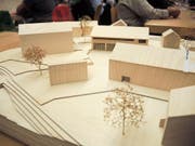 Blick auf das Werkhof-Modell von der Wieslenstrasse her. Die Sammelhalle mit Parkplätzen ist vorne links, die Einstellhalle rechts und das Betriebsgebäude hinten in der Mitte – mit Zugang von der Kantonsstrasse. (Bild: Corinne Hanselmann)
