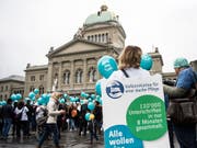 Pflegefachpersonen bei der Einreichung der Unterschriften zur Pflegeinitiative. Über diese kann nun das Parlament befinden. Der Bundesrat ist dagegen. (Bild: KEYSTONE/PETER SCHNEIDER)
