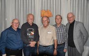 Präsident Toni Waser freute sich, dass vier der sieben Jubilare anwesend waren. Im Bild von links: Toni Waser, Hansruedi Küttel, Toni Huber, Arnold Furrer und Walter Gisler. (Bild: Georg Epp, Altdorf, 6. November 2018)