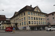 Das Hotel und Restaurant Toggenburg am Dorfplatz in Wattwil steht seit einiger Zeit leer. Es sieht etwas heruntergekommen aus. (Bild: Martin Knoepfel)