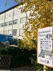 «WG 4 Nein, Wohnzone 3 Ja». Das Plakat hängt in den Vorgärten der Anstösser des Areals Flawa-Ost. Ein Begehren, das im Gemeinderat ohnehin keine Chance hätte, wie Elmar Metzger sagt. (Bild: Andrea Häusler)