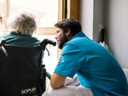 Ein Zivi im Einsatz. Ab kommendem Jahr ist ein Bundesamt für den Zivildienst zuständig. (Bild: KEYSTONE/CHRISTIAN BEUTLER)