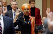 Ilhan Omar (im Bild) und Rashida Tlaib erreichten einen historischen Sieg. Sie sind die ersten muslimischen Frauen im Kongress. (Bild: AP/Jim Mone, 16. August 2018)