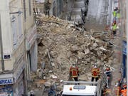 Aus den Trümmern der eingestürzten Häuser in Marseille sind bisher sechs Tote geborgen worden. (Bild: KEYSTONE/AP/CLAUDE PARIS)