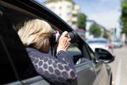 Eine Privat-Detektivin observiert eine Person. (Bild: Gaetan Bally / Keystone (Zürich, 28. Mai 2018))