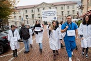 Pflegepersonal des Tessiner Pflegeverbands demonstrierte am Mittwoch in Bellinzona für die vor einem Jahr eingereichte Pflegeinitiative. ((Bild: Key/Ti-Press/Francesca Agosta, Bellinzona 7, November 2018)))
