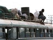 In Simbabwe ist die Sicherheitslage auf den Strassen prekär. Immer wieder gibt es schwere Unfälle. (Bild: KEYSTONE/AP)
