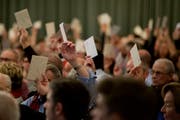 Impressionen aus der Gemeindeversammlung Sempach in der Festhalle. (Bild: Pius Amrein, 30. November 2016)