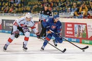 Dario Simion (links) im Duell um den Puck mit dem Slowaken Matus Sukel. (Bild: Estelle Vagne/Freshfocus (Krefeld, 8. November 2018))