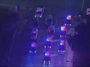 Polizeifahrzeuge blockieren eine Strasse in der Nähe der Bar in Tohusand Oaks, Kalifornien, in der ein Mann auf Gäste geschossen hat. (Bild: KEYSTONE/AP KABC)