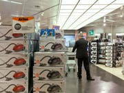 Verfälschte Energielabels: Die EU muss das Testverfahren zur Bestimmung der Energieeffizienz bei Staubsaugern nach einem Gerichtsurteil ändern. (Bild: KEYSTONE/ALESSANDRO DELLA BELLA)