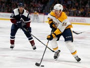 Roman Josi (rechts) von den Nashville Predators punktet auch in Denver gegen Colorado Avalanche (Bild: KEYSTONE/AP/DAVID ZALUBOWSKI)