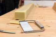 Es braucht ein grosses Messer, um die Seifen zu zerschneiden. (Bild: Thomas Hary)