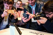 Grosses Interesse bei der Präsentation des neuen Smartphone-Prototyps für 5G. (Bild: Alexandra Wey/Keystone (Luzern, 8. November 2018))