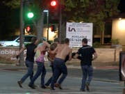 Junge Leute bringen einen Verletzten aus der Borderline-Bar in Thousand Oaks, Kalifornien, nachdem dort ein Mann auf feiernde Gäste geschossen hat. (Bild: KEYSTONE/AP RMG News)