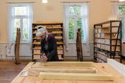 Mit einem grossen Käsemesser zerschneidet Astrid Nigg die Seifenblöcke in einzelne Stücke.