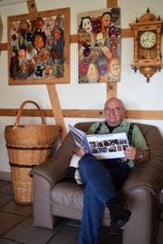 Albert Bärtsch liest in seinem 350 Seiten umfassenden Buch «Schweizer Fasnacht». (Bild: Evi Biedermann)