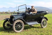 Helmut Kühnis mit seinem Ford Modell T, das bald seinen 100. Geburtstag feiern darf. (Bild: Chris Eggenberger)