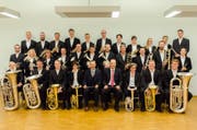 Die Brass Band Uri und die Brass Band Schattdorf stehen zusammen auf der Bühne. (Bild: pd)