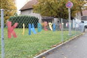 Der Hort Tannegg. Die Kinder haben den Gartenzaun verschönert. (Bild: Nicole D'Orazio)