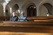Harmonisches Miteinander: Die beiden Kirchenmusiker Lukas und Josef Bolt in der katholischen Kirche Degersheim. (Bild: Thomas Hary)
