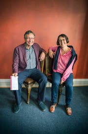 Werner Meier und Verena Stämpfli stellen das Programm der Volkshochschule Mittelthurgau vor. (Bild: Andrea Stalder)
