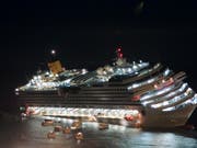 Eine Havarie wie die der Costa Concordia bedeutet Verwirrung und Chaos. Um im Notfall alle Passagiere eines Schiffs in Seenot schnell zu orten, soll eine drahtlose Sensortechnik des CSEM ihren Aufenthaltsort übermitteln. (Bild: KEYSTONE/AP/GIUSEPPE MODESTI)