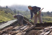 Das Dach der Hütte Ober Morschfeld ist einem schlechten Zustand und wird neu geschindelt. (Bild: PD)