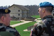 Der Waffenplatz in Bure anlässlich einer Demonstration des Panzerbataillons 14: Revisoren des Verteidigungsdepartement haben dort nun unsichere WLAN-Zugänge entdeckt. (Bild: Georgios Kefalas/Keystone (Bure, 23. März 2013))